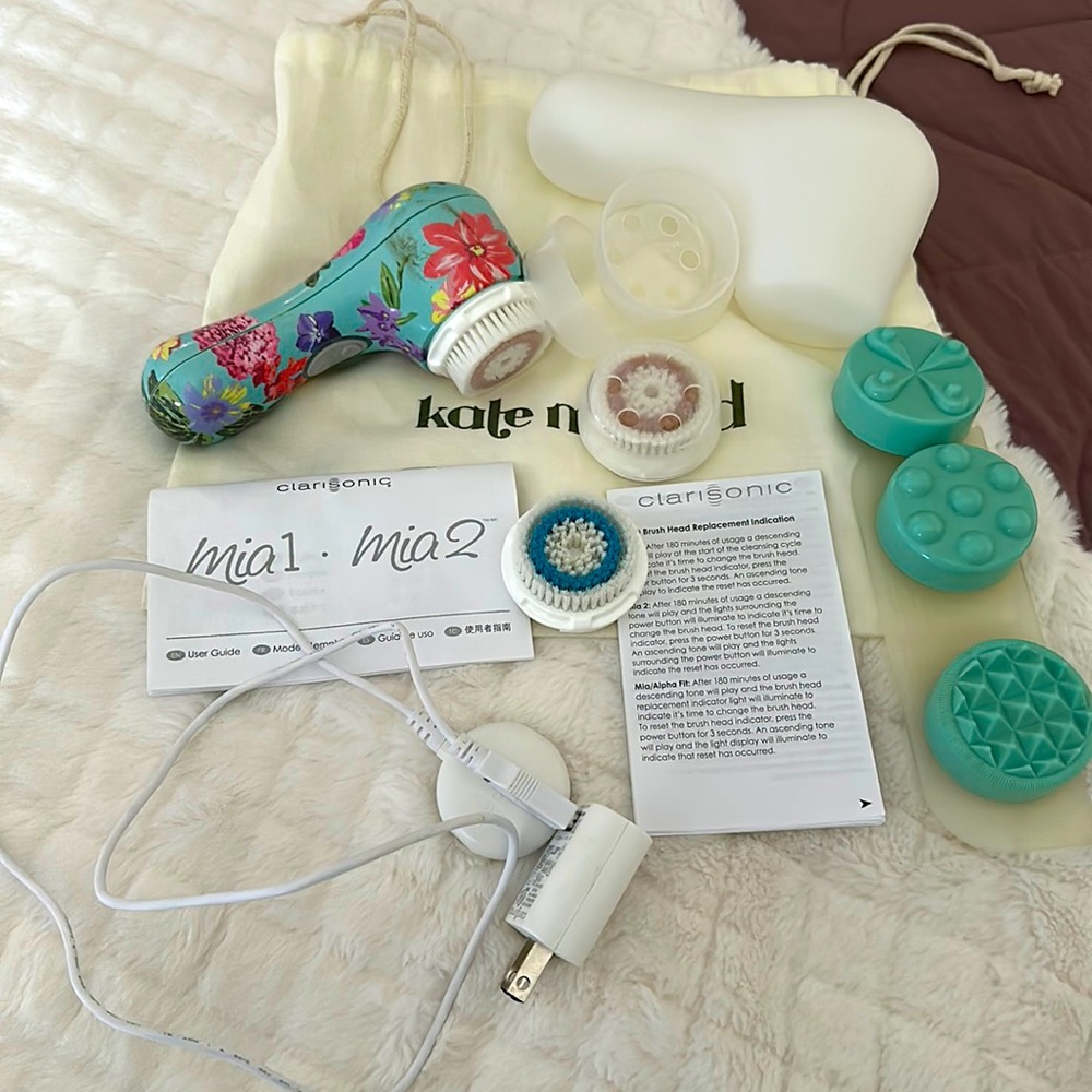 Clarisonic facial brush NEVER used. Comes with charger manual/different heads